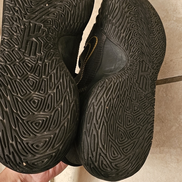 Nike Kyrie Flytrap 4 Black and Gold Basketball tennis size 8 - Picture 4 of 6